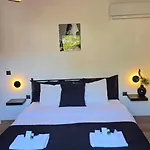 Luxvilla *